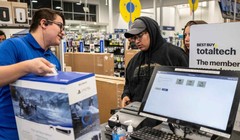 Người Mỹ mua sắm trong đợt giảm giá Black Friday ở Chicago. Chip cấp thấp được sử dụng trong mọi thứ, từ thiết bị điện tử tiêu dùng đến xe điện (Ảnh: Reuters)