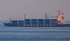 Tàu container tiếp cận eo biển Bab-el-Mandeb vào ngày 18/1/2024 tại Obock, Djibouti (Ảnh: Getty)