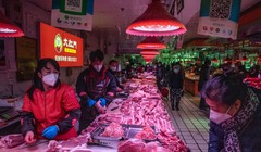 Thịt lợn được bán tại chợ đầu mối ở Bắc Kinh, Trung Quốc (Ảnh: Bloomberg)