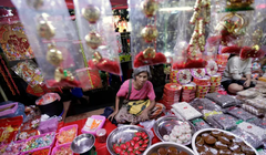 Một người phụ nữ bán đồ ăn nhẹ và quà tặng truyền thống của Trung Quốc trước Tết nguyên đán tại khu phố Tàu ở Yangon, Myanmar (Ảnh: Reuters)