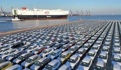 Những chiếc xe điện của BYD chờ được chuyển lên tàu Explorer No. 1 tại Yên Đài, Sơn Đông, Trung Quốc, vào ngày 10/1 (Ảnh: AP)