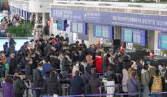 Hành khách ra nước ngoài xếp hàng làm thủ tục tại sân bay quốc tế ở Yên Đài, tỉnh Sơn Đông, Trung Quốc (Ảnh: Getty)