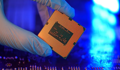 Nước được sử dụng rất nhiều trong các nhà máy sản xuất chip (Ảnh: CNBC)