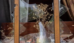 Chiến sự ác liệt khiến vô số cửa kính trên khắp Ukraine bị phá huỷ (Ảnh: WSJ)