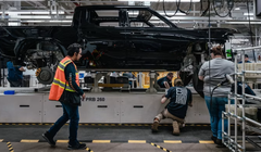 Tăng trưởng năng suất lao động ở Mỹ cao hơn gấp đôi so với khu vực đồng euro và Anh trong 2 thập kỷ qua (Ảnh: Bloomberg)