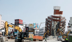 Một tòa nhà nghiêng ngả sau trận động đất ở Hoa Liên, Đài Loan, Trung Quốc (Ảnh: Reuters)