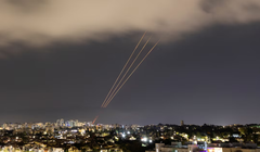 Một hệ thống phòng không được kích hoạt sau khi Iran phóng máy bay không người lái và tên lửa về phía Israel ngày 14/4/2024 (Ảnh: Reuters)