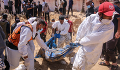 Nhân viên y tế Palestine kéo các thi thể bị chôn vùi từ một ngôi mộ tập thể tại khu liên hợp Y tế Nasser ở Khan Younis, Gaza vào ngày 21/4 (Ảnh: Getty)