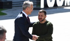 Tổng thư ký NATO Jens Stoltenberg (trái) và Tổng thống Ukraine Vladimir Zelensky (phải) tại Kiev vào ngày 29/4 (Ảnh: Getty)