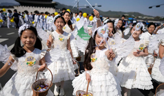 Trẻ em hóa trang thành thiên thần diễu hành trong cuộc diễu hành Phục sinh ở Seoul, Hàn Quốc, vào ngày 9/4/2023 (Ảnh: AP)