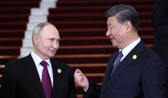 Tổng thống Nga Vladimir Putin được Chủ tịch Trung Quốc Tập Cận Bình chào đón trong buổi lễ tại Diễn đàn Vành đai và Con đường ở Bắc Kinh, Trung Quốc ngày 17/10/2023 (Ảnh: Sputnik)
