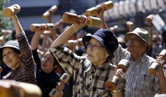 Việc hỗ trợ những người lớn tuổi sống đơn độc ngày càng trở nên quan trọng hơn trong các chương trình nghị sự chính sách của Nhật Bản (Ảnh: Reuters)