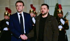 Tổng thống Pháp Emmanuel Macron chào đón Tổng thống Ukraine Volodymyr Zelensky ngày 16/2 tại Paris (Ảnh: Getty)