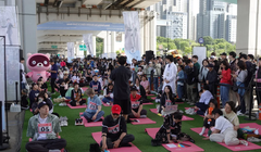 Cuộc thi này còn là nghệ thuật trình diễn thể hiện “sự tương phản trực quan giữa một nhóm không làm gì và một nhóm bận rộn” (Ảnh: CNN)