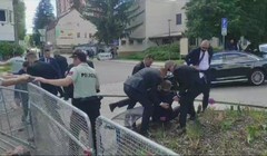 Nhân viên an ninh khiêng Thủ tướng Slovakia Robert Fico (giữa) về phía một chiếc xe sau khi ông bị bắn ở Handlova ngày 15/5 (Ảnh: Reuters)