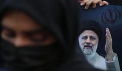 Người dân Iran tập trung tại Tehran hôm đầu tuần này để thể hiện lòng thương tiếc Tổng thống Iran Ebrahim Raisi (Ảnh: DPA)