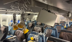 Hình ảnh bên trong chuyến bay SG321 của Singapore Airlines sau khi hạ cánh khẩn cấp xuống Sân bay Quốc tế Suvarnabhumi ở Bangkok, Thái Lan, ngày 21/ (Ảnh: Reuters)