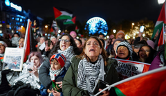 Người dân tham dự một cuộc biểu tình ủng hộ Gaza và người Palestine, do Ủy ban Palestine tổ chức, bên ngoài tòa nhà quốc hội ở Oslo, Na Uy, ngày 4/11/2023 (Anhr: Reuters)