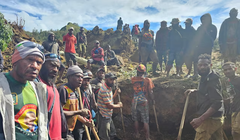 Người dân địa phương tụ tập tại khu vực lở đất ở Maip Mulitaka, tỉnh Enga, Papua New Guinea ngày 24/5 (Ảnh: Reuters)