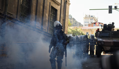 Một thành viên của lực lượng cảnh sát vũ trang đi giữa hơi cay khi Tổng thống Bolivia Luis Arce "tố cáo việc huy động bất thường" một số đơn vị quân đội nước này tại La Paz, Bolivia ngày 26/6 (Ảnh: Reuters)