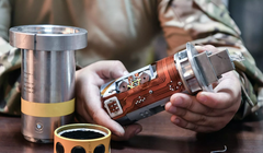 Chuyên gia quân sự Nga kiểm tra một thiết bị trên tên lửa ATACMS của Mỹ (Ảnh: Sputnik)