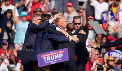 Ông Donald Trump được các nhân viên mật vụ che chắn sau nhiều tiếng súng nổ (Ảnh: CNN)