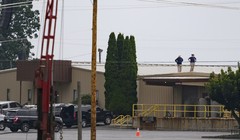 Hai điều tra viên FBI kiểm tra mái nhà nơi kẻ tấn công đã nổ súng vào ứng cử viên Tổng thống Donald Trump, ngày 14/7 tại Butler, Pennsylvania (Ảnh: Getty)