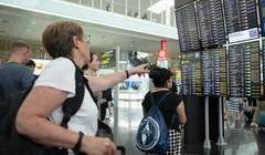 Hành khách nhìn vào màn hình hiển thị các chuyến bay bị trì hoãn tại sân bay Barcelona vào ngày 19/7, ở Barcelona, ​​​​Tây Ban Nha (Ảnh: Getty)