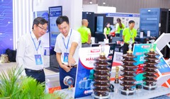 Khách hàng tìm hiểu các sản phẩm của Gelex Electric tại triển lãm