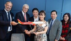Tiến sĩ Nguyễn Thị Phương Thảo, Chủ tịch HĐQT Vietjet (giữa, bên phải) và ông Christian Scherer, Tổng Giám đốc của Airbus (giữa, bên trái) cùng các lãnh đạo cấp cao hai bên chứng kiến Lễ ký kết hợp đồng đặt mua 20 máy bay thân rộng thế hệ mới A330neo.