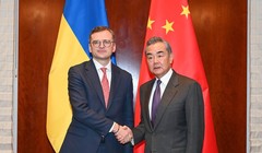 Ngoại trưởng Ukraine Dmitry Kuleba và Ngoại trưởng Trung Quốc Vương Nghị (Ảnh: Xinhua)