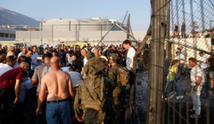 Lực lượng an ninh Israel và người dân địa phương tập trung tại địa điểm xảy ra vụ tấn công được cho là từ Lebanon hôm 27/7 (Ảnh: Getty)