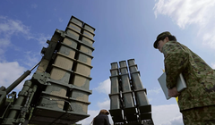 Tên lửa đất đối không Type-12 (phải) và tên lửa đất đối không tầm trung Type-3 được nhìn thấy trong buổi lễ khai trương đồn trú của quân đội Nhật Bản trên đảo Ishigaki, Okinawa vào tháng 4/2023 (Ảnh: Kyodo)