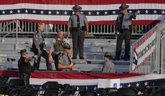 Các nhân viên thực thi pháp luật điều tra hiện trường sau vụ ám sát cựu Tổng thống Donald Trump vào thứ Bảy, ngày 13/7 (Ảnh: AP)