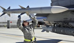 Nhân sự Không quân Mỹ trang bị cho máy bay chiến đấu F-16 vào tháng 3/2011 ở Bagram, Afghanistan (Ảnh: DoD)