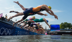 Các vận động viên thi đấu ba môn phối hợp trên sông Seine, Paris, Pháp (Ảnh: The Hill)