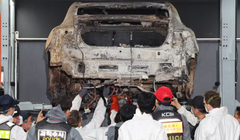 Các quan chức từ nhiều ban ngành tiến hành khám nghiệm chiếc xe điện bị cháy lần thứ hai, trong vụ cháy tại một khu chung cư vào ngày 1/8 (Ảnh: Reuters)