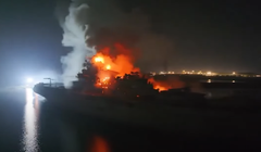 Tàu sân bay Minsk của Liên Xô cũ bốc cháy trên đầm phá ở Trung Quốc cuối tuần qua (Ảnh: The Sun)