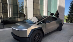 Đoạn phim được công bố trên tài khoản Telegram chính thức của lãnh đạo Chechnya Ramzan Kadyrov cho thấy ông đứng trên chiếc Cybertruck gắn súng máy ở Grozny, Chechnya (Ảnh: AFP)