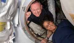 Các phi hành gia Butch Wilmore, trái, và Suni Williams chụp ảnh bên trong mô-đun Harmony của Trạm Vũ trụ Quốc tế vào ngày 13/6 (Ảnh: CNN)