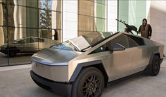 Lãnh đạo Chechnya Ramzan Kadyrov chụp ảnh trên chiếc Cybertruck của Tesla (Ảnh: Telegram)