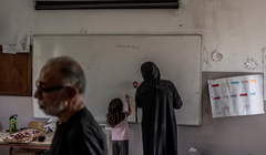 Youseff Nasser cùng vợ và cháu gái tại một nơi trú ẩn ở trường học ở Aley, Lebanon sau khi chạy trốn khỏi làng Aita al-Shaab của họ (Ảnh: WSJ)