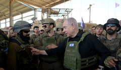Thủ tướng Israel Benjamin Netanyahu tại Rafah, phía nam Dải Gaza, trong chuyến thăm quân đội vào ngày 1/7 (Ảnh: AFP)