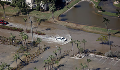 Ảnh chụp từ trên không cho thấy một chiếc ô tô đang chạy qua con phố ngập nước sau khi cơn bão Milton đổ bộ vào Siesta Key, Florida, Mỹ ngày 10/10 (Ảnh: Reuters)