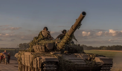 Binh sĩ Ukraine đang lái một chiếc xe tăng trên chiến trường (Ảnh: Getty)