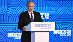 Tổng thống Nga Vladimir Putin phát biểu trong phiên họp toàn thể của Diễn đàn Doanh nghiệp BRICS ở Moscow (Ảnh: Getty)