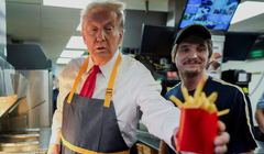 Ông Donald Trump phục vụ khoai tây chiên trong một nhà hàng đồ ăn nhanh ở Pennsylvania (Ảnh: Reuters)