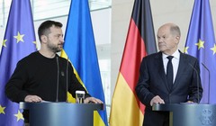 Tổng thống Ukraine Volodymyr Zelensky theo dõi Thủ tướng Đức Olaf Scholz trong bài phát biểu tại Berlin, Đức, ngày 11/10 (Ảnh: AP)