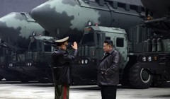 Chủ tịch Triều Tiên Kim Jong-un trong một chuyến thị sát cở sở quân sự (Ảnh KCNA)