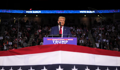 Ứng cử viên Tổng thống của Đảng Cộng hòa và cựu Tổng thống Mỹ Donald Trump phát biểu trong một cuộc vận động tranh cử ở Pennsylvania, Mỹ ngày 26/10 (Ảnh: Reuters)